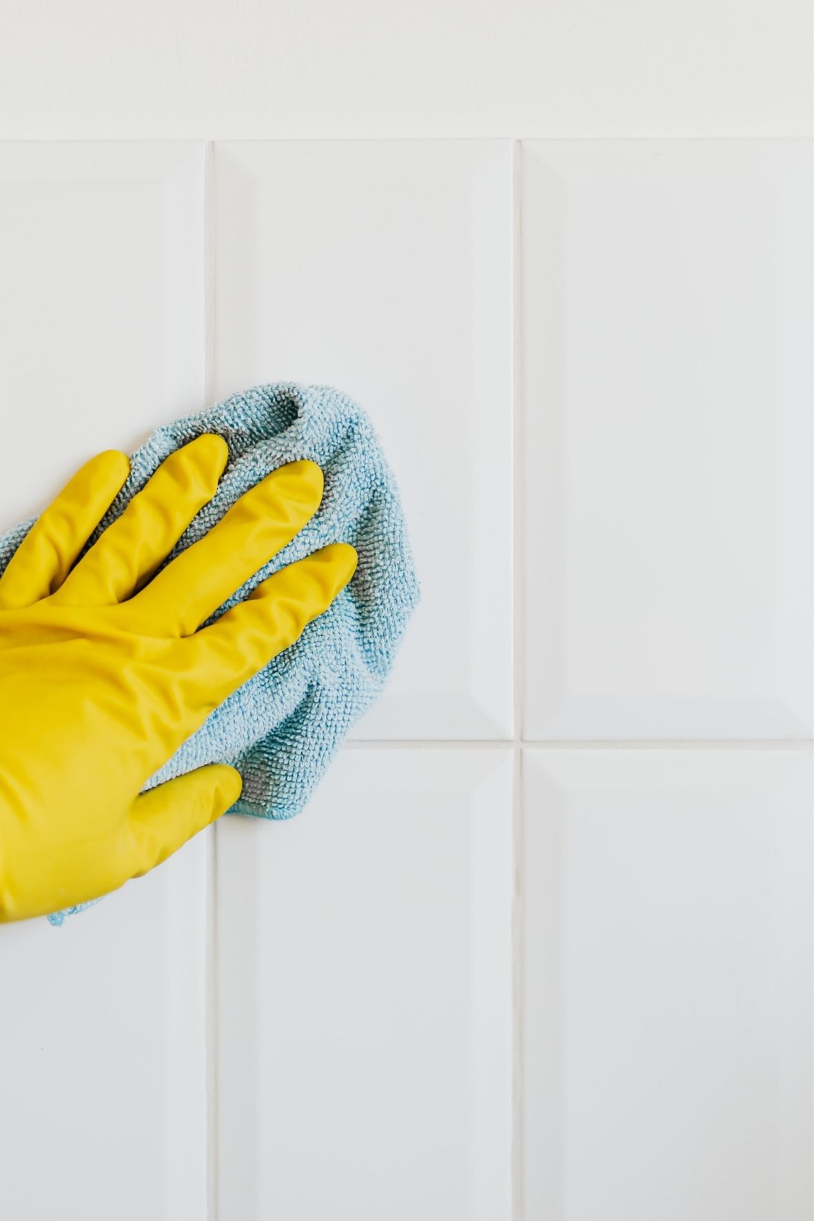 Main gantée nettoyant une surface en bois dans une ambiance intérieure calme et entretenue Dans la région de Montréal, grand Montréal